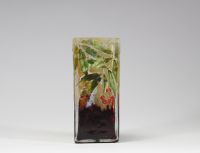 Daum Nancy, petit vase quadrangulaire dégagé à l'acide et émaillé, décor de sorbier Charmant petit vase de forme carrée en verre multicouche, à décor dégagé à l’acide et enrichi d’émaux polychromes représentant des feuilles de sorbier et des grappes de baies rouges en relief. Le fond est animé de nuances de brun mordoré et de jaune orangé, évoquant une atmosphère automnale, typique de l’esthétique