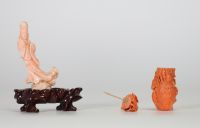 Chine, lot de deux sculptures en corail : une figure féminine et une tabatière finement sculptée de fleurs et d’insectes