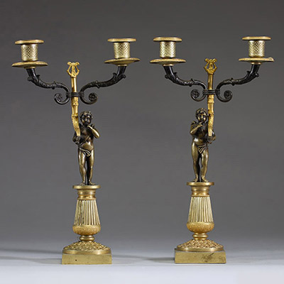 Paire de candélabres en bronze patiné et doré de style Directoire.