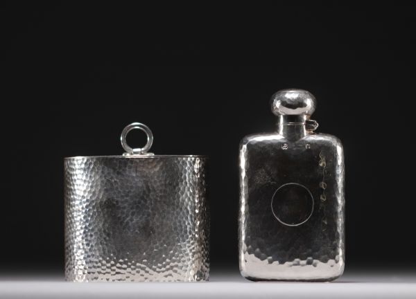 Ensemble composé d'une flasque et d'une boite à thé en argent, poinçon divers.