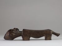 Ancien oracle à coulisse (Itombwa) anthropo-zoomorphe Kuba, RD Congo. Bois, patine ancienne et usure marquée par l’usage sur la surface du dos. Début XXème s. Collecté sur site par A.S., St Idesbald, début des années 1950. H : 28 cm