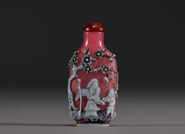 Chine - Tabatière en verre multicouche à décor d'un vieillard en d'un enfant, calligraphie au dos de la pièce.