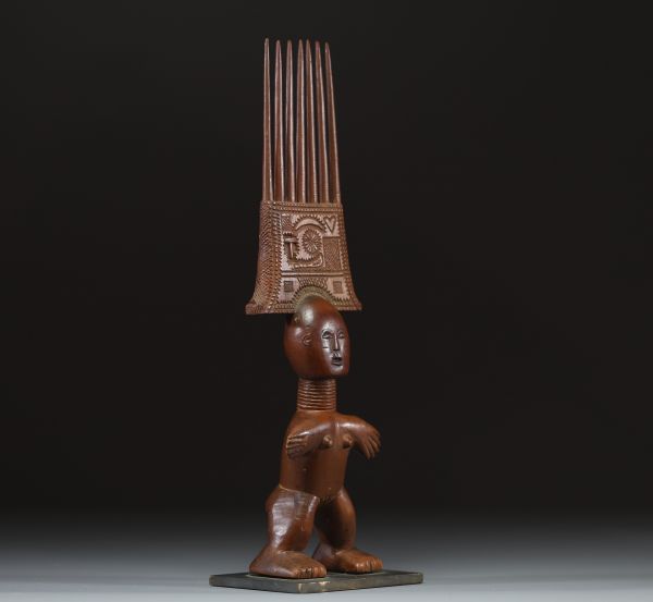 Afrique - Ghana - Peigne figuratif Ashanti en bois sculpté, milieu XXème.