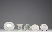 Set of five shaped pieces in polychrome porcelain from the 19th century.