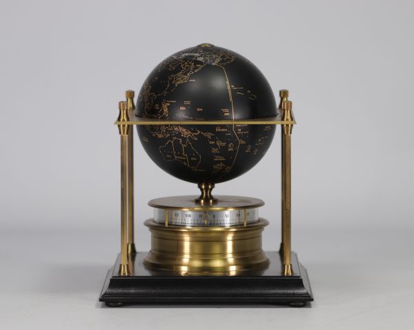 'The Royal Geographical Society World Clock' - Arthur IMHOF Pendule globe terrestre en métal laqué noir et métal doré avec une plaque de laiton d'identification