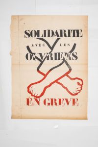 Mai 68 – Solidarité avec les ouvriers en grève  Affiche originale réalisée en sérigraphie deux couleurs rouge et noir. École Nle Supérieure des Beaux-Arts, toute sa marge non coupée, traces de plis, petites déchirures dans les marges, sujet intact. Non entoilée  85X62 cm