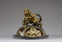 Keller et Guérin Lunéville - Grande potiche couverte en céramique polychrome à décor japonisant, prise en forme de lion, marque sous la pièce.