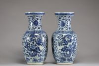Chine - Paire de vases en porcelaine blanc bleu à décor floral, d'oiseaux et de papillons, Qianlong, XVIIIème.