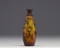 Émile GALLÉ, petit vase en verre multicouche à décor de Glycine.