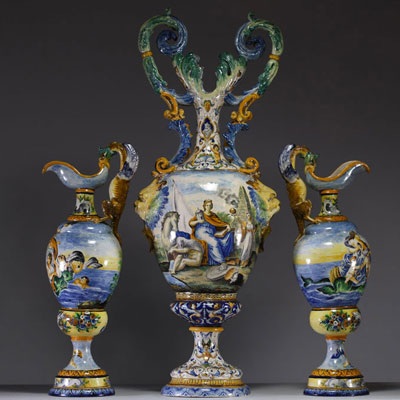 Très importante garniture composée de trois pièce en faïence d'Urbino, majolique italienne d'époque XIXème.