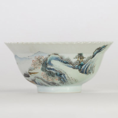 Bol en porcelaine de Chine famille rose à décor de paysage, marque  Guangxu (1875–1908).