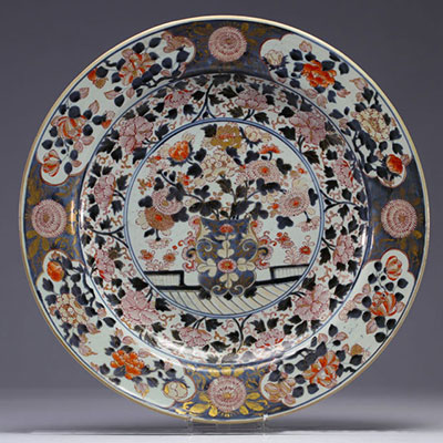 Japon - Grand plat en porcelaine du japon à décor de fleurs, XVIIIe siècle.