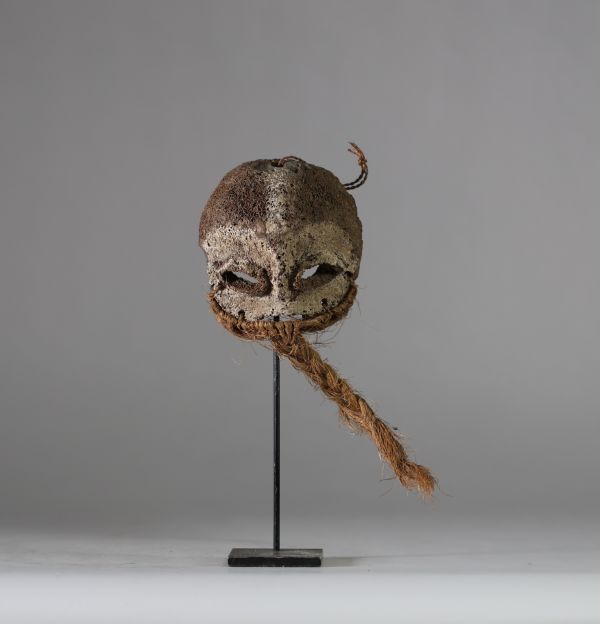 Masque Lega en os spongieux d’éléphant, RD Congo, barbe en raphia. Ancienne collection marchand art tribal Liège. H : 11 cm
