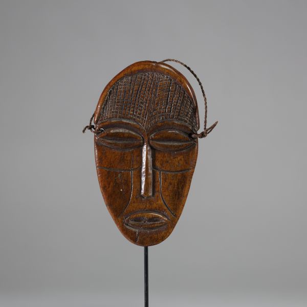 Masque Lega du Bwami, RD Congo. Os patiné. H : 18,5 cm Collecté sur site par A.S., St Idesbald, début des années 1950