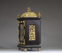 Pendule religieuse en bois noirci et ornements floraux en bronze doré, cadran anneau en laiton. 