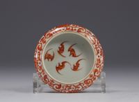 Chine - rince pinceaux en porcelaine à décor de chauve-souris rouges sur fond blanc.