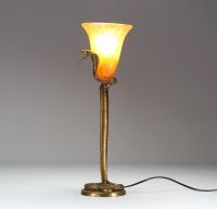 Edgar BRAND (1880-1960) dans le goût de - Lampe Cobra en bronze, tulipe en verre marmoréen.