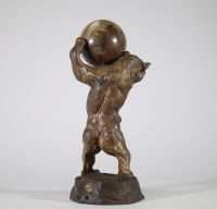 Sculpture animalière – L’ours et la sphère Charmante composition en bronze patiné figurant un petit ours dressé sur ses pattes arrière, soutenant une sphère en pierre polie, son regard tourné vers une grenouille blottie à ses pieds. L’ensemble repose sur une base rocailleuse. Cachet de fonderie française sur le revers. Travail fantaisiste de la première moitié du XXᵉ siècle, dans le goût des produ