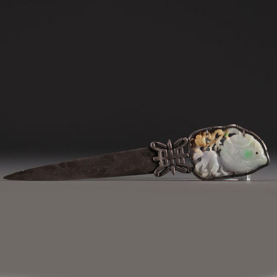 Chine - Coupe papier en argent et jade sculpté en forme de pêche, dynastie Qing.