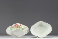 China - A pair of polychrome porcelain dishes decorated with birds, peonies and a calligraphic poem.