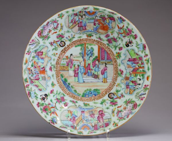 Chine - Grand plat en porcelaine polychrome famille rose à décor de femmes et enfants au Palais, Canton, XIXème.
