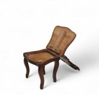 Chaise musicale d'enfant en bois sculpté et marqueté, travail de la Forêt Noire, époque XIXème.