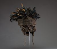 Afrique RDC - Masque « Ishyeen Imaalu » Kuba en bois sculpté et raphia surmonté d’une coiffe de plumes, Congo RDC, 1ère moitié XXème.
