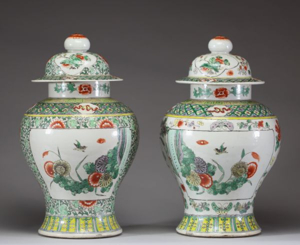 Paire de pots couverts en porcelaine polychrome de Chine, à décor floral 