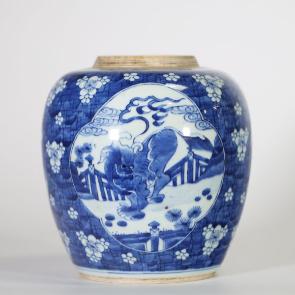 Chine, rare potiche en porcelaine bleue et blanche à décor de qilin dans des cartouches sur fond de prunus fleuris, marque au double cercle, dynastie Qing, XIXe siècle