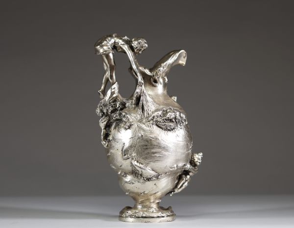 Pichet Art Nouveau en bronze argenté, anse figurative représentant une fille relevant son filet de pêche, vers 1900.