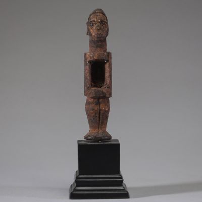 Afrique RDC - Amulette, charme Yaka en bois sculpté, Congo RDC, début XXème, sur socle.