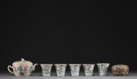 Chine - Ensemble composé de différentes pièces en porcelaines de la famille rose, début XXe siècle.