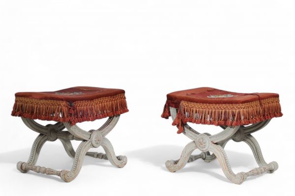 Paires de tabourets de style Louis XVI en bois patiné gris et tissus.