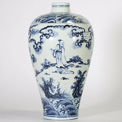 Chine, vase de forme Meiping en porcelaine bleu et blanc à décor de personnages, vagues et nuages, époque Ming
