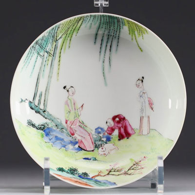 China - Pink family polychrome porcelain plate decorated with characters,  Yongzheng.