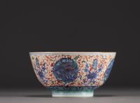 Chine - Grand bol en porcelaine à décor de lions en cartouche et fleurs, marque Ming.