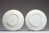 Chine – Paire d'assiettes en porcelaine de la Compagnie des Indes à décor peint en grisaille au portrait de Lieve Geelvinck, Maire d'Amsterdam, XVIIIe siècle  Paire d’assiettes en porcelaine de Chine
