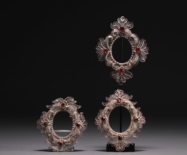 Rare ensemble de trois petits cadres en argent filigrané et verroterie taillée.