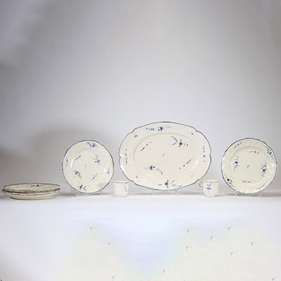 Ensemble composé de cinq assiettes, un grand plat ovale et deux petites tasses en faïence de Boch Luxembourg, décor bleu dit 