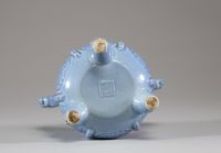 Chine - Brule parfum tripode en porcelaine bleu lavande à décor de Dragons sous glaçure, marque Quianlong sous la base