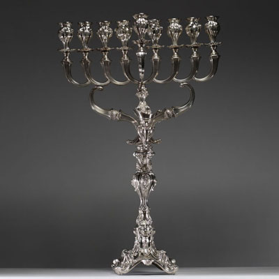 Imposing Menorah in solid silver, chased and hammered in the Baroque style, hallmarked 925 by Israeli silversmiths (Hazorfim),