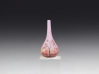 DAUM Nancy - Vase soliflore miniature à décor d'un cerisier du Japon sur fond rose.