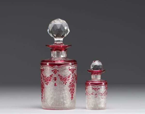 Val Saint Lambert - Ensemble de deux flacons en verre multicouche dégagé à l'acide.