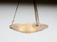 Pierre D’AVESN (1901-1990) - Suspension Art Déco en verre moulé pressé stylisé à décor d'hirondelles, monture en bronze argenté, signée.