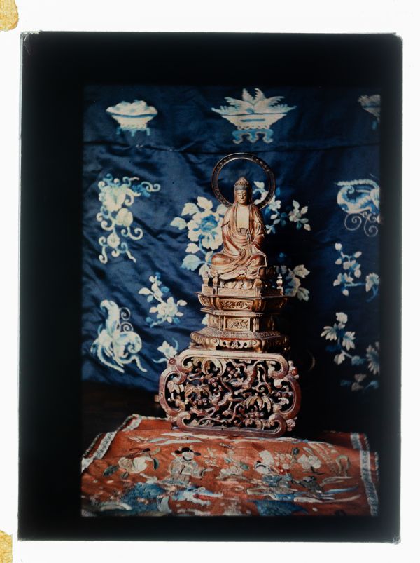 Léon Herlant (1873-1968) — 1 autochrome sur plaque Lumière, 12 x 9 cm.  Cette nature morte exceptionnelle, réalisée vers 1910, se distingue par sa sobriété raffinée et son esthétique résolument japonisante, qui évoque l’influence du japonisme dans les arts décoratifs européens du début du XXe siècle. Au centre de la composition trône une sculpture japonaise en bois doré représentant Amida Nyorai,