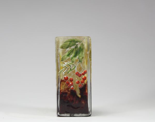 Daum Nancy, petit vase quadrangulaire dégagé à l'acide et émaillé, décor de sorbier Charmant petit vase de forme carrée en verre multicouche, à décor dégagé à l’acide et enrichi d’émaux polychromes représentant des feuilles de sorbier et des grappes de baies rouges en relief. Le fond est animé de nuances de brun mordoré et de jaune orangé, évoquant une atmosphère automnale, typique de l’esthétique
