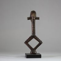 : Ancienne figure de reliquaire Mbumba Kota Sango. Gabon. Objet central du culte des ancêtres ( Bwete). Bois, cuivre / laiton, clous de tapissier. De forme traditionnelle en losange, le visage couvert de plaques de métal. Patine ancienne bien intégrée au bois.  H : 30,5 cm. Début XXème ou antérieur