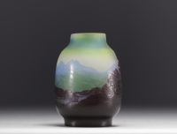 Émile GALLÉ (1846-1904) - Vase en verre multicouche à décor de paysage de montagnes et de pins.