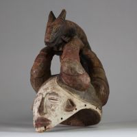 Masque Igbo « Agbogho mmuo », sud est Nigéria. Ce type de masque, porté exclusivement par des hommes initiés, incarne l'idéal de beauté, de pureté et de grâce féminines dans la société igbo. Il est utilisé lors des festivals et danses rituelles en l'honneur des ancêtres ou pour transmettre des valeurs morales à la communauté. Le masque présente un visage serein recouvert de kaolin blanc, couleur a