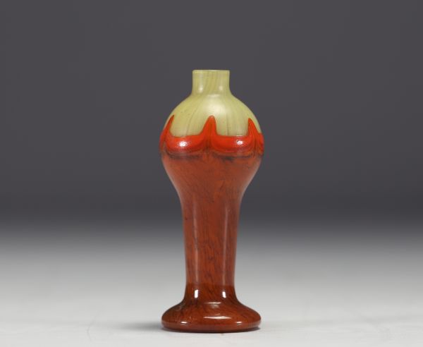 Petit vase Art Nouveau en verre multicouche dans le goût de Charder, non signé.